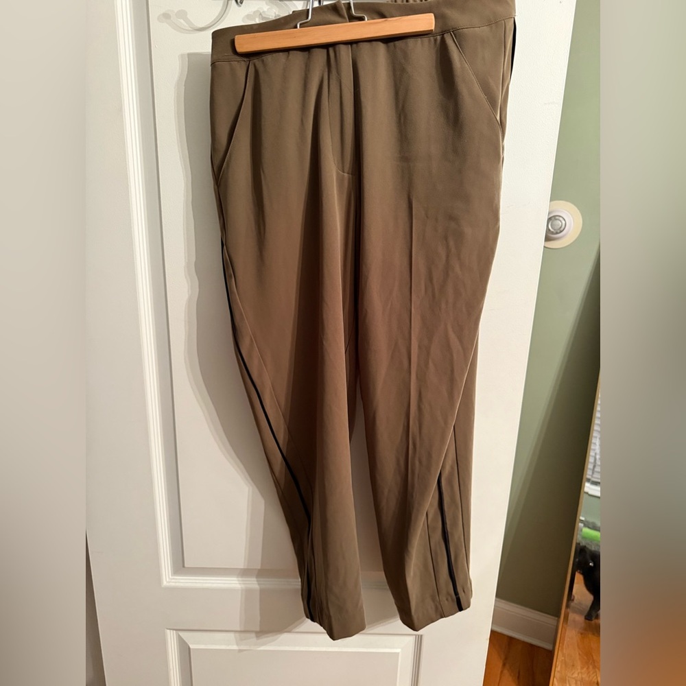 Guess Women’s green pants with Black Trim